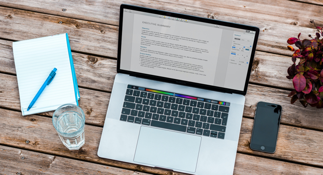 Laptop auf braunem Holztisch